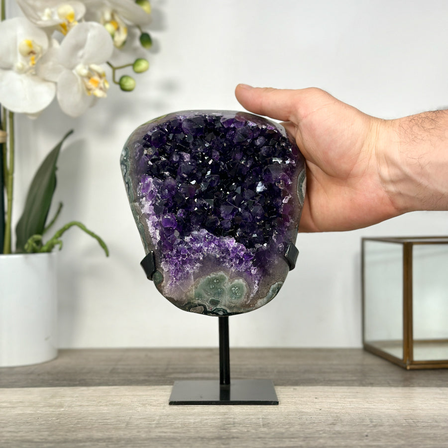 Amethyst-Cluster mit satt dunkelvioletter, kompakter Kristallstruktur