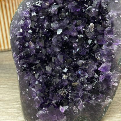 Amethyst-Kathedrale groß mit intensiv ausgeprägter, tiefvioletter Kristallkammer