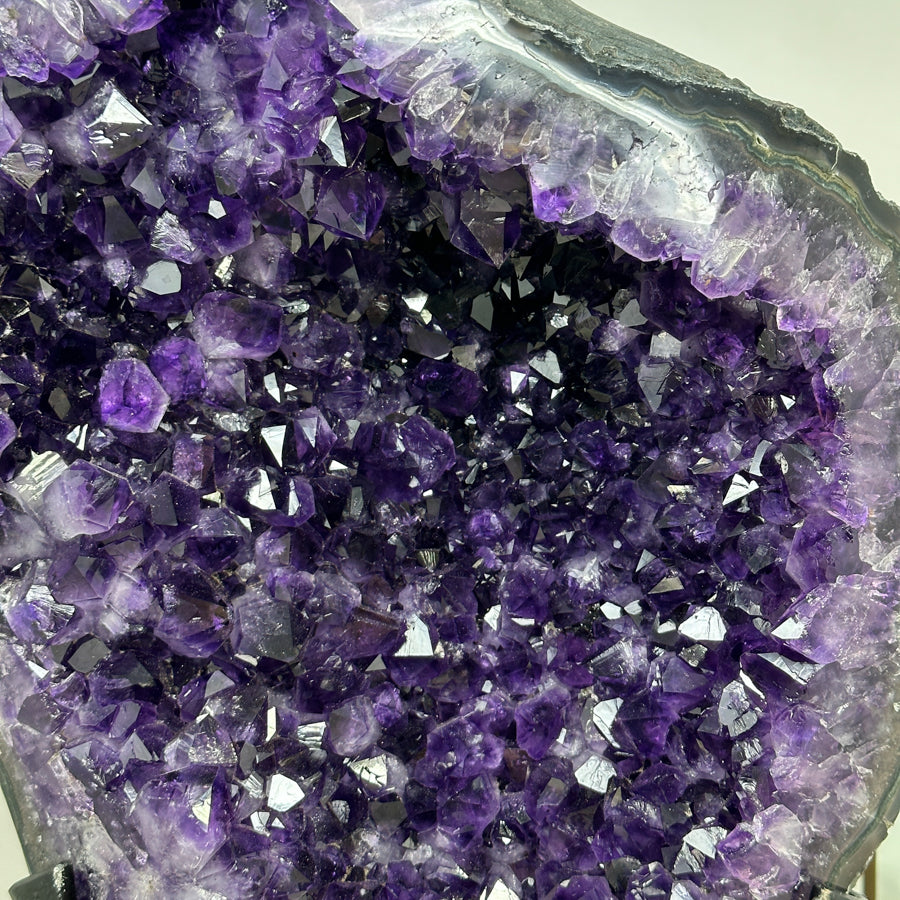 Amethyst-Kristall mit ausdrucksstarker Kristallarchitektur, in ausgewählter Spitzenqualität