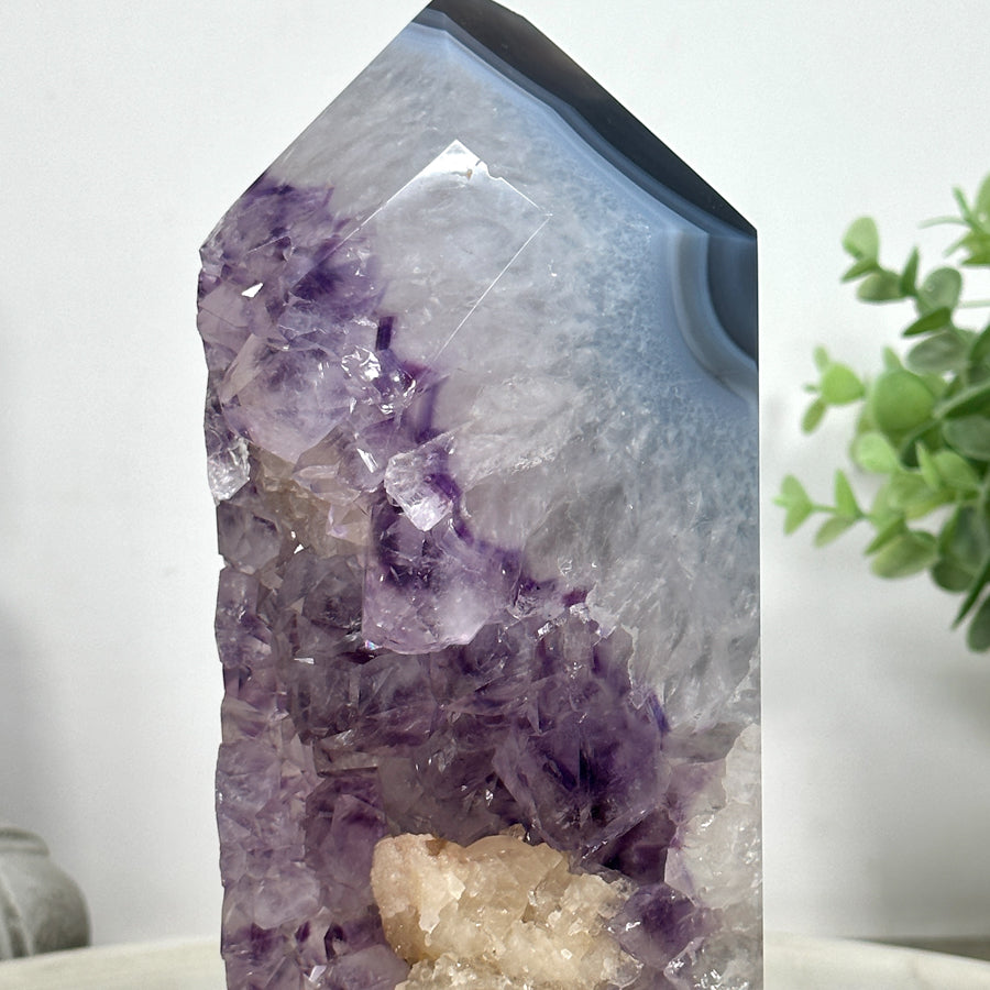 Amethyst-Achat-Obelisk mit schön sichtbaren Kalzit-Einschlüssen