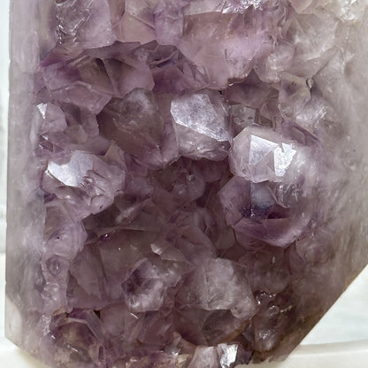 Amethyst-Achat-Obelisk mit großkristalliner Amethystformation