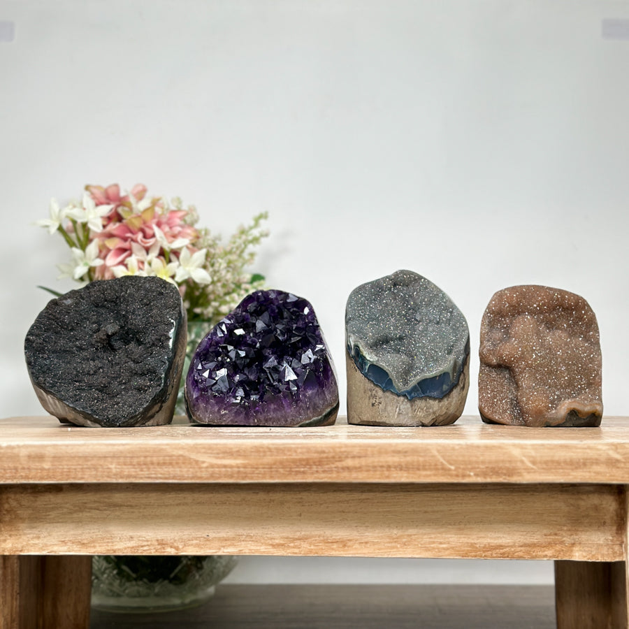 Mineralien-Kathedralen- und Drusen-Set 4-teilig, klar definierter Kristallkammer und vielseitigen Schattierungen