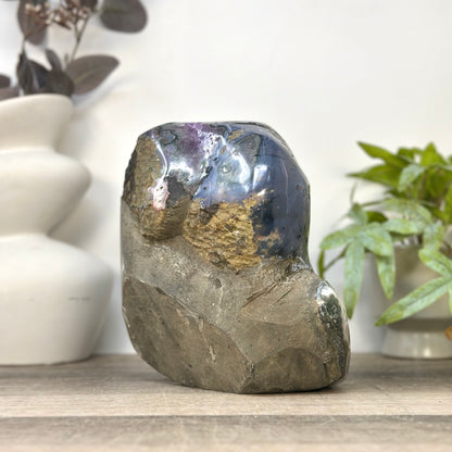 Amethyst-Geode mit kristallinen Kalzit-Einschlüssen und feinen Spitzen