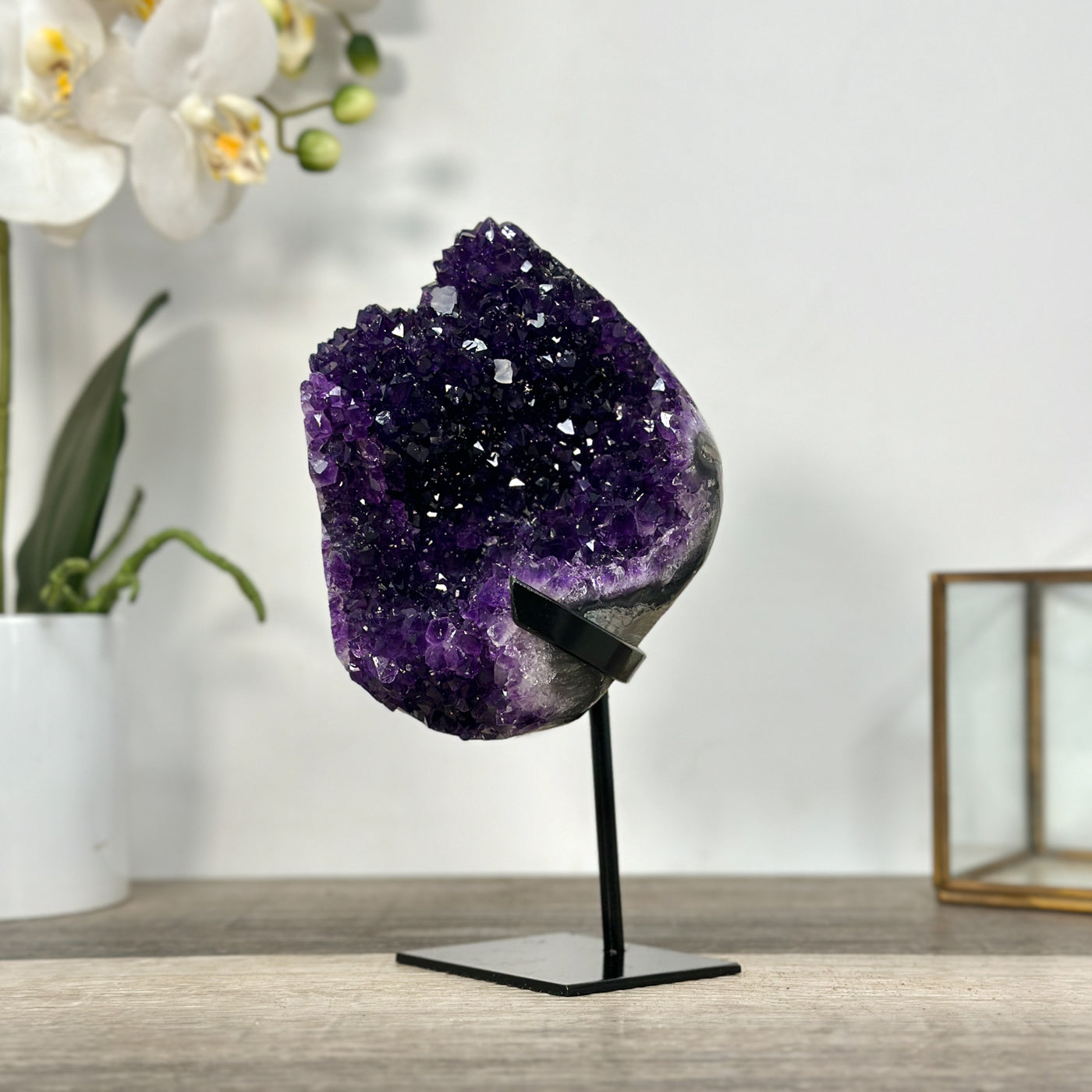 Amethyst-Cluster mit scharf ausgeprägten, tiefvioletten Kristallspitzen