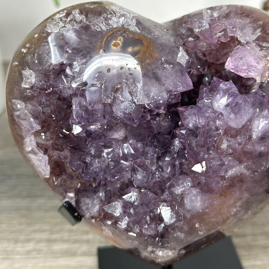Amethyst-Kristallherz mit purpurn schimmernder Kristallstruktur