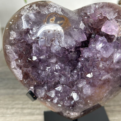 Amethyst-Kristallherz mit purpurn schimmernder Kristallstruktur