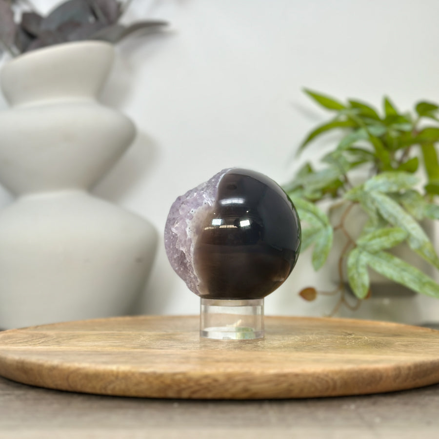 Amethyst-Achat-Steinkugel mit Druzy-Kristallkammer und dichter Struktur