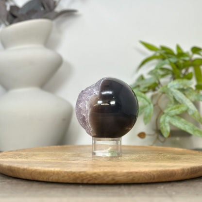 Amethyst-Achat-Steinkugel mit Druzy-Kristallkammer und dichter Struktur