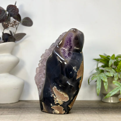 Zucker-Amethyst Cluster mit harmonischer, dekorativer Tiefenwirkung und Achat-Schale