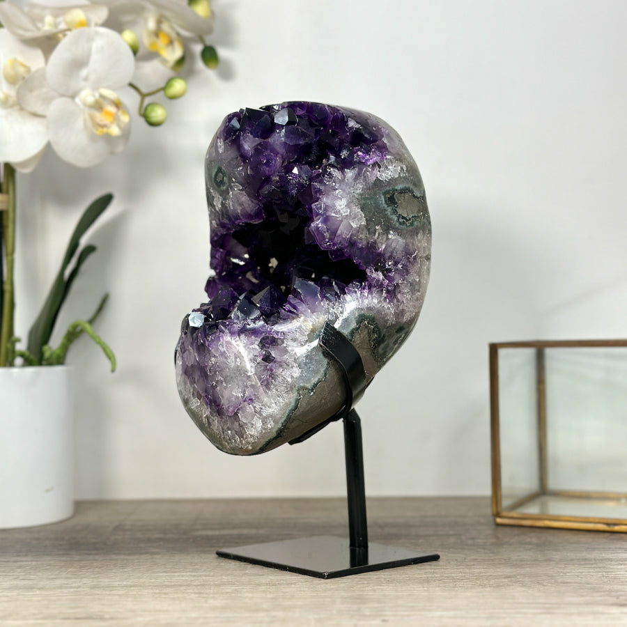 Amethyst-Geode mit groß gewachsener, tiefvioletter Kristallstruktur