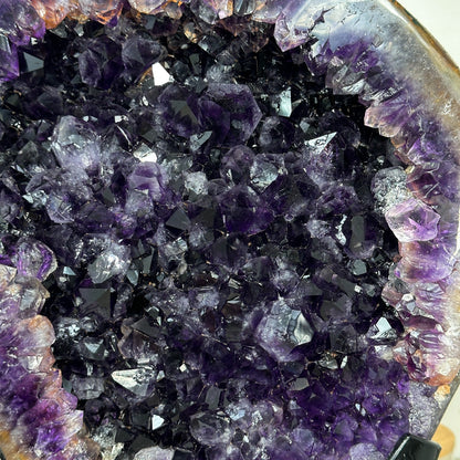 Amethyst-Kristallcluster XL mit massiv gewachsener Kristallstruktur