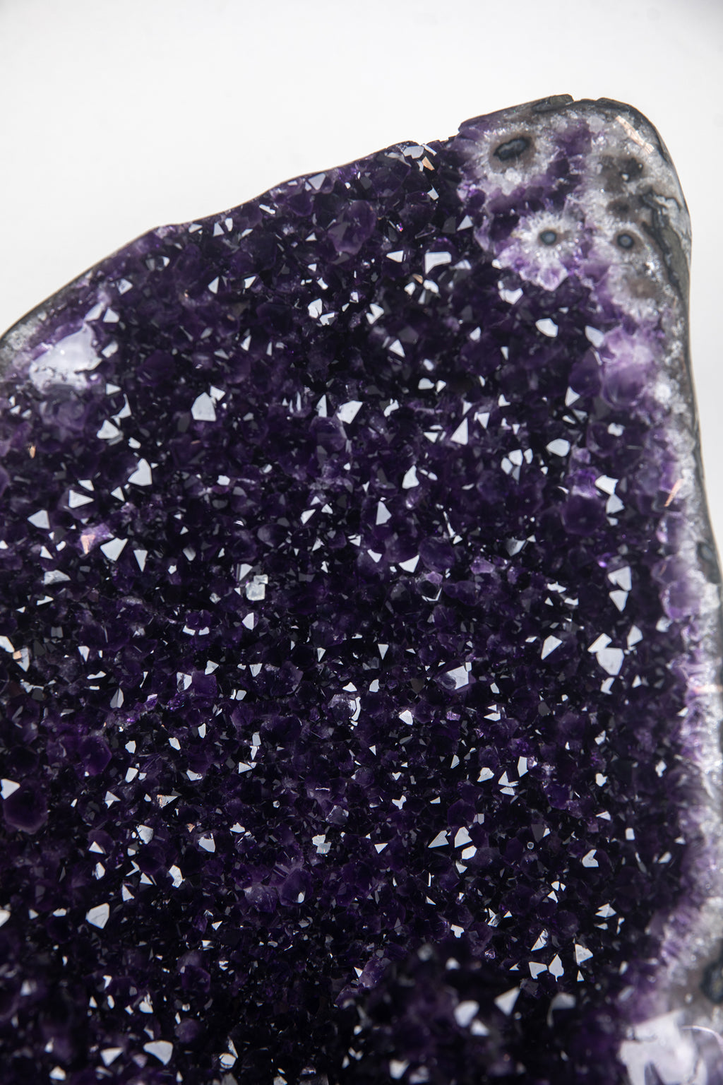 Amethyst-Geode groß mit ausgeprägter Stalaktitenstruktur, in exklusiver Premiumqualität