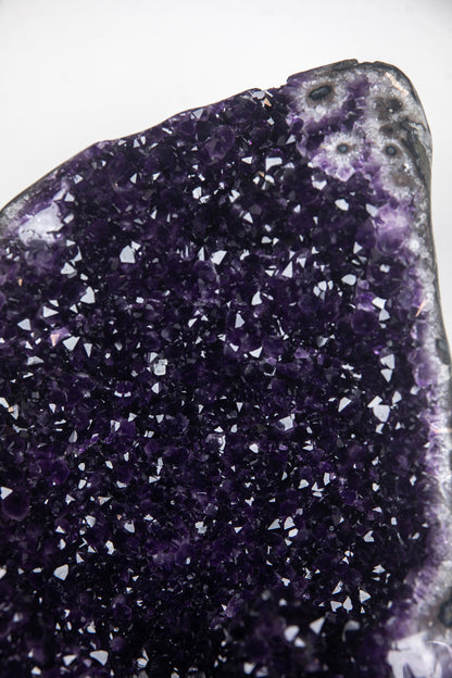 Amethyst-Geode groß mit ausgeprägter Stalaktitenstruktur, in exklusiver Premiumqualität