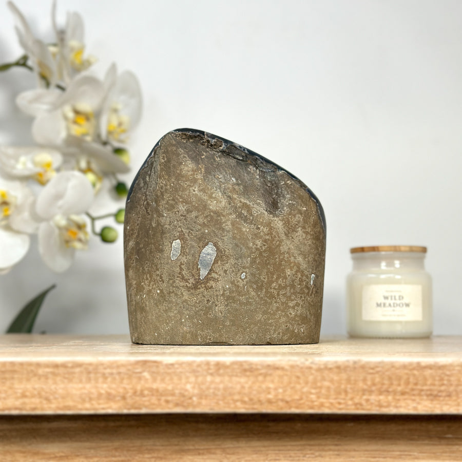 Amethyst-Druse groß mit weit geöffneter, kristallreicher Innenkammer