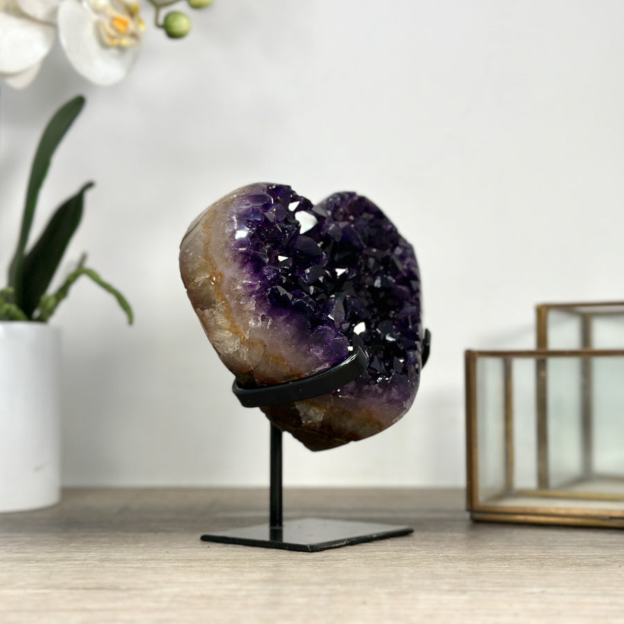Amethyst-Herzskulptur mit natürlicher Kristallstruktur