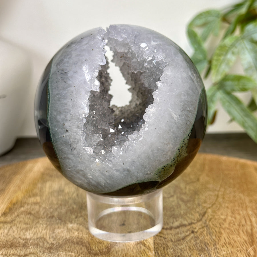 Makroaufnahme im tiefen Inneren der Kugel-Höhle mit Fokus auf die unzähligen, glitzernden Quarz-Einzelkristalle der Druzy-Oberfläche.
