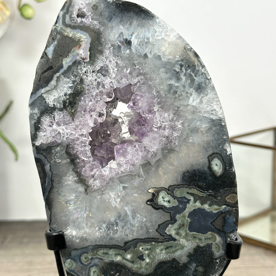 Makroaufnahme der unzähligen, winzigen Quarz-Einzelkristalle, die das Licht auf der Druzy-Oberfläche der Geodenplatte stark reflektieren.
