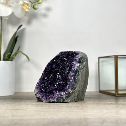 Amethyst-Druse mit klar definierter, architektonischer Kristallkammer