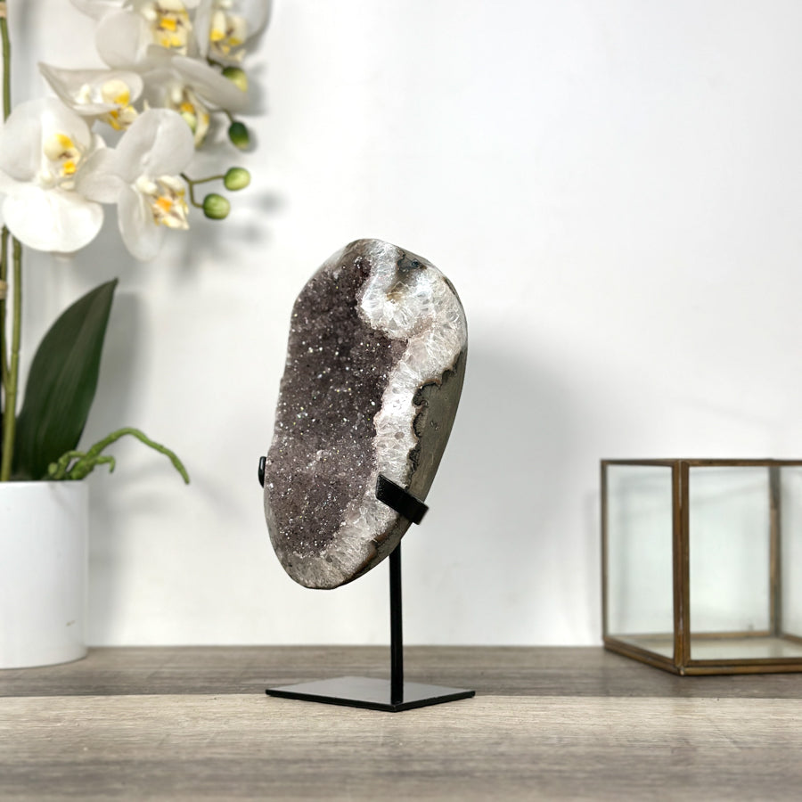 Amethyst-Geode mit grau getönter, dichter Kristallstruktur