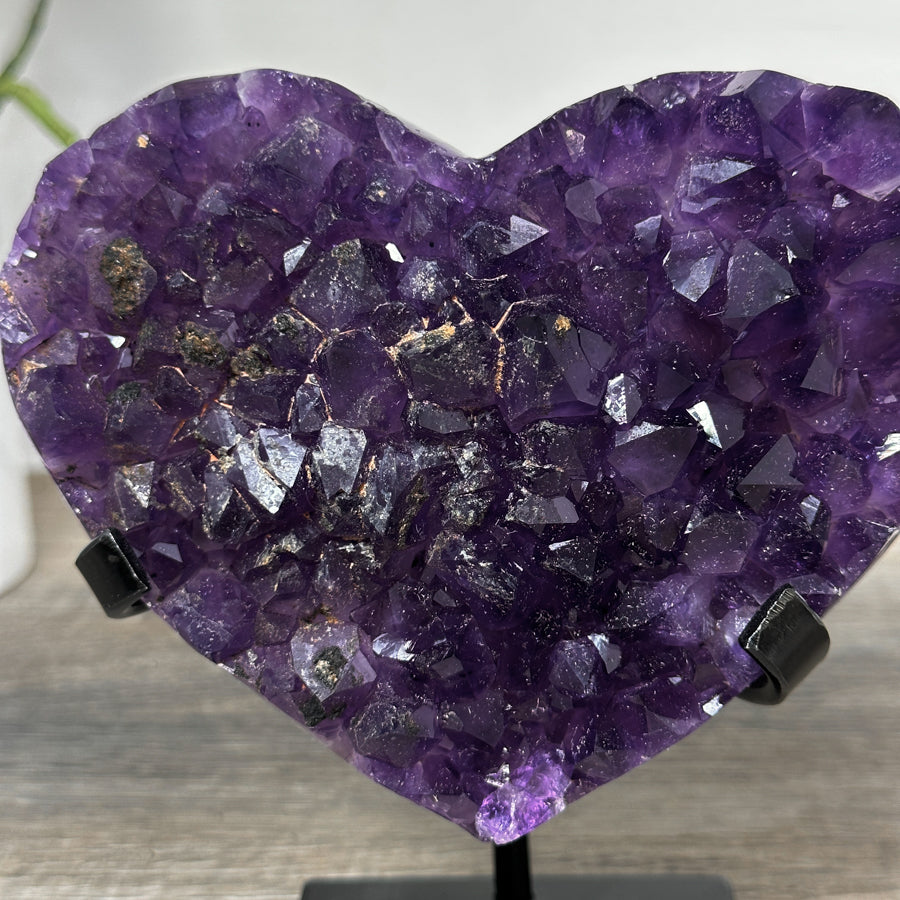 Amethyst-Kristallherz mit eingelagerten Kalzitformationen und kontrastreicher Kristallstruktur