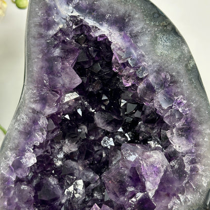 Amethyst-Geode groß mit weit geöffneter Kristallkammer