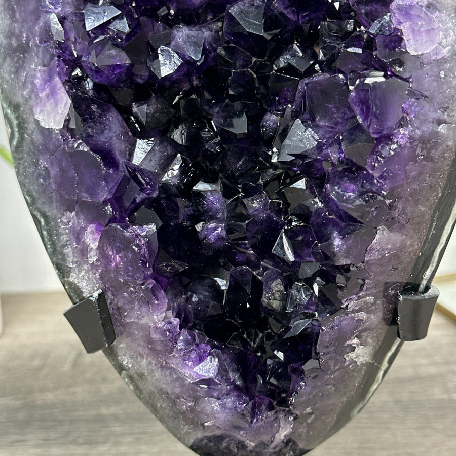 Amethyst-Stein mit breit gefächerter, tiefvioletter Kristallzone