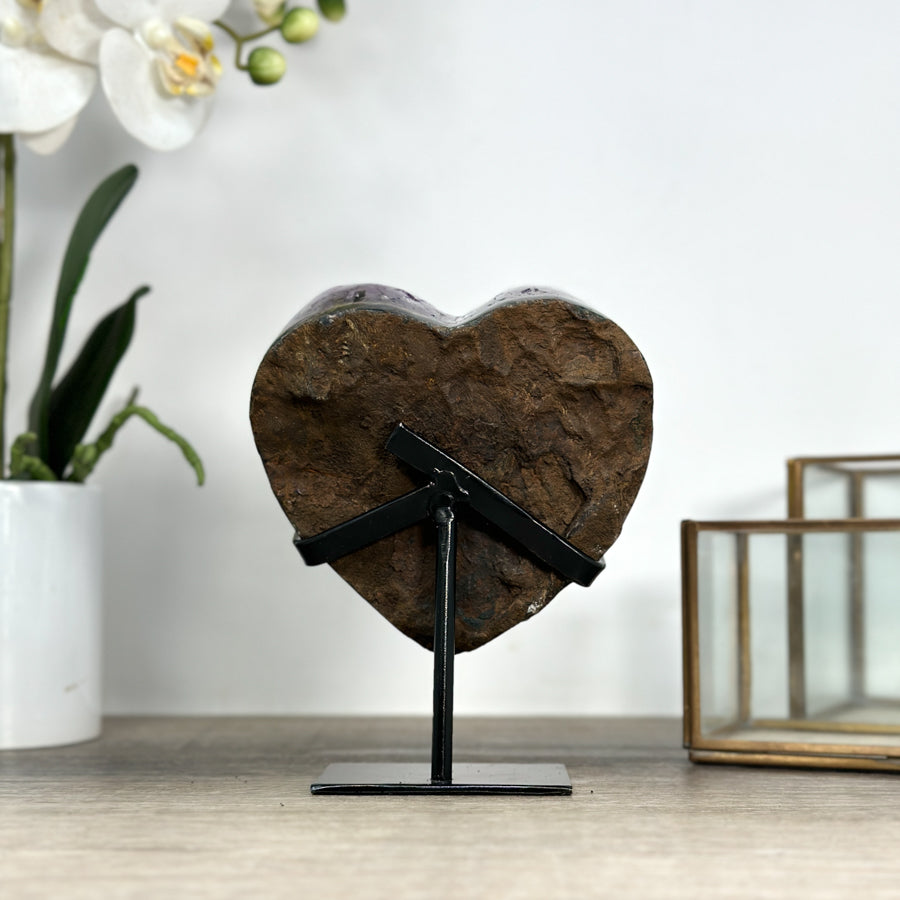 Amethyst-Herzskulptur mit großkristalliner, intensiv violetter Kristallbildung