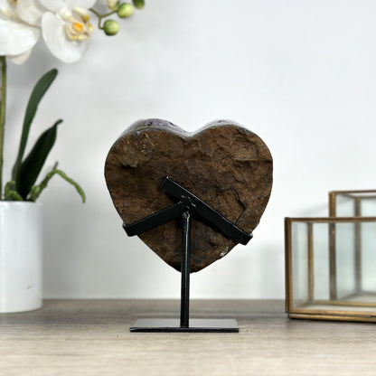 Amethyst-Herzskulptur mit großkristalliner, intensiv violetter Kristallbildung