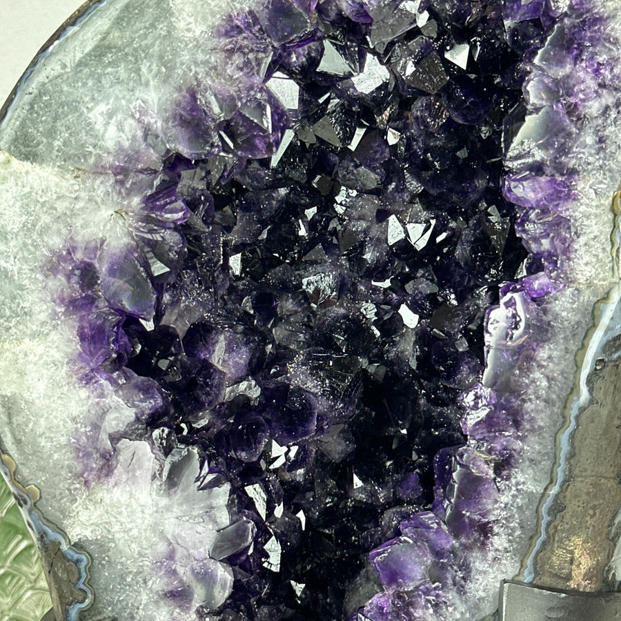 Amethyst-Geode groß mit tiefvioletten, lichtreflektierenden Kristallen, in exklusiver Premiumqualität