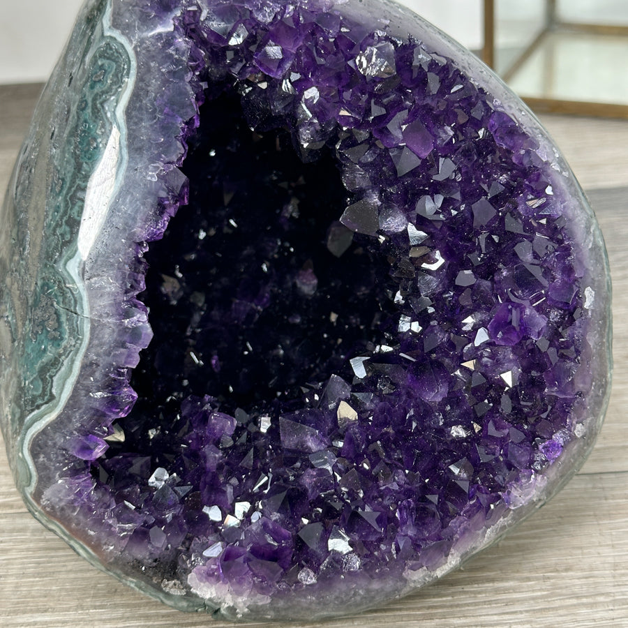 Amethyst-Geode mit intensiv tiefvioletter Kristallstruktur