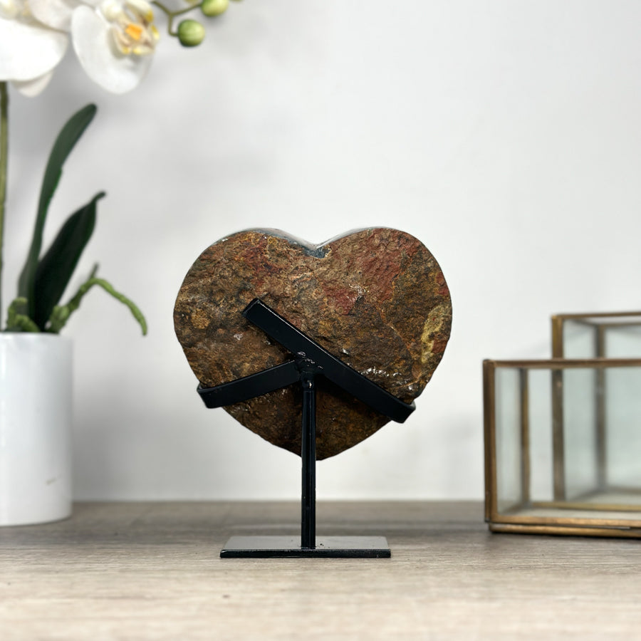 Amethyst-Herz mit tiefvioletter, intensiv schimmernder Kristallstruktur