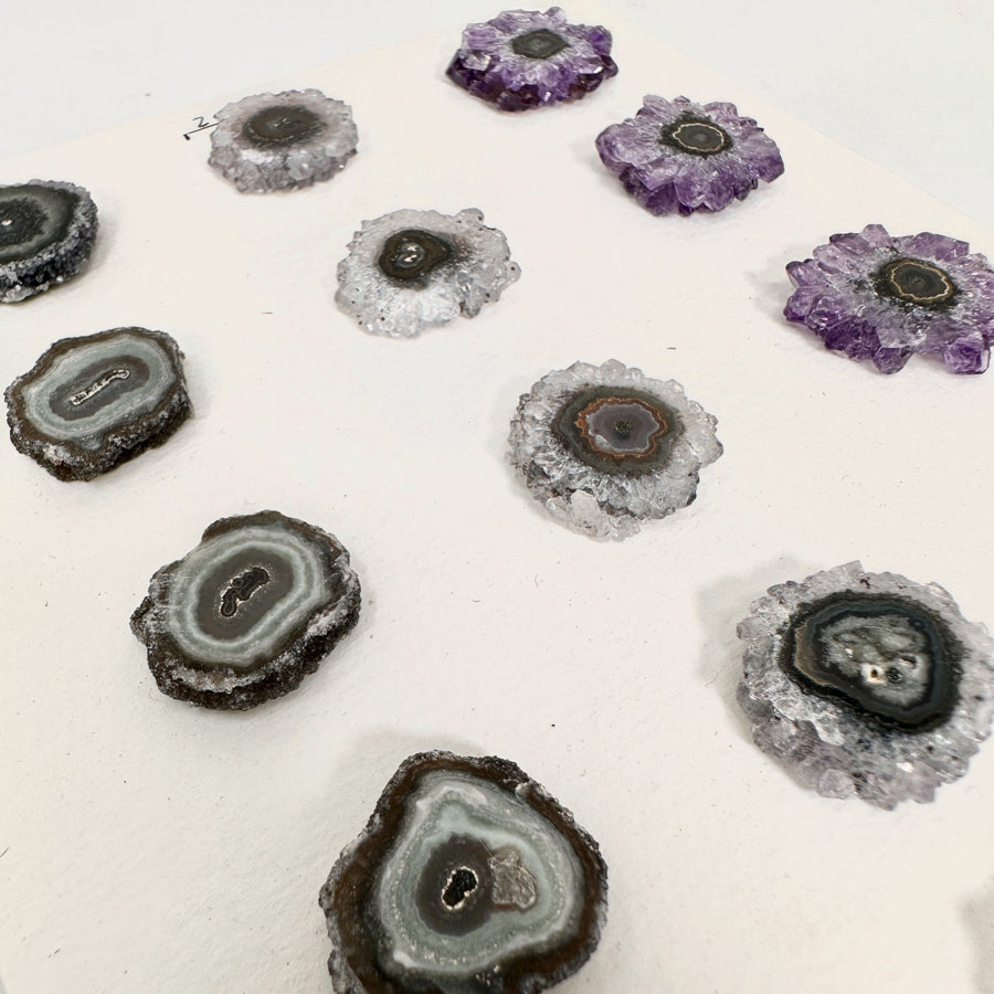 Amethyst-Grünjaspis-Stalaktiten-Scheiben mit kontrastreicher Kristallstruktur