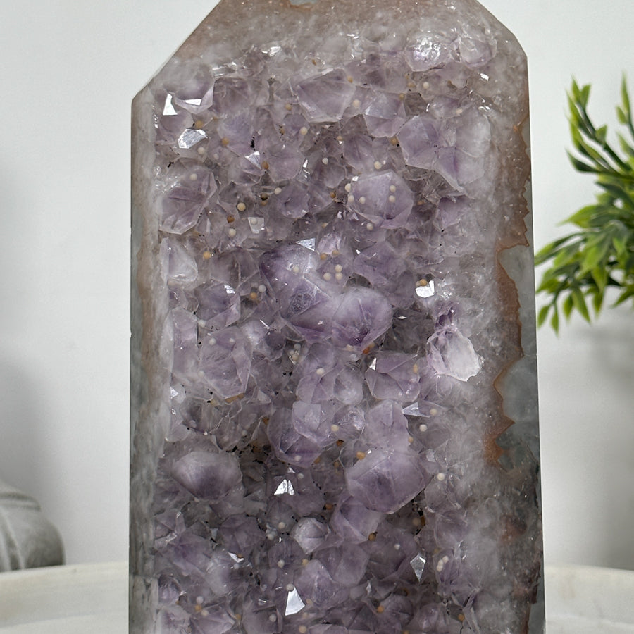 Amethyst-Obelisk  mit intensiver Kristallmatrix