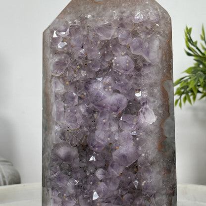Amethyst-Obelisk  mit intensiver Kristallmatrix
