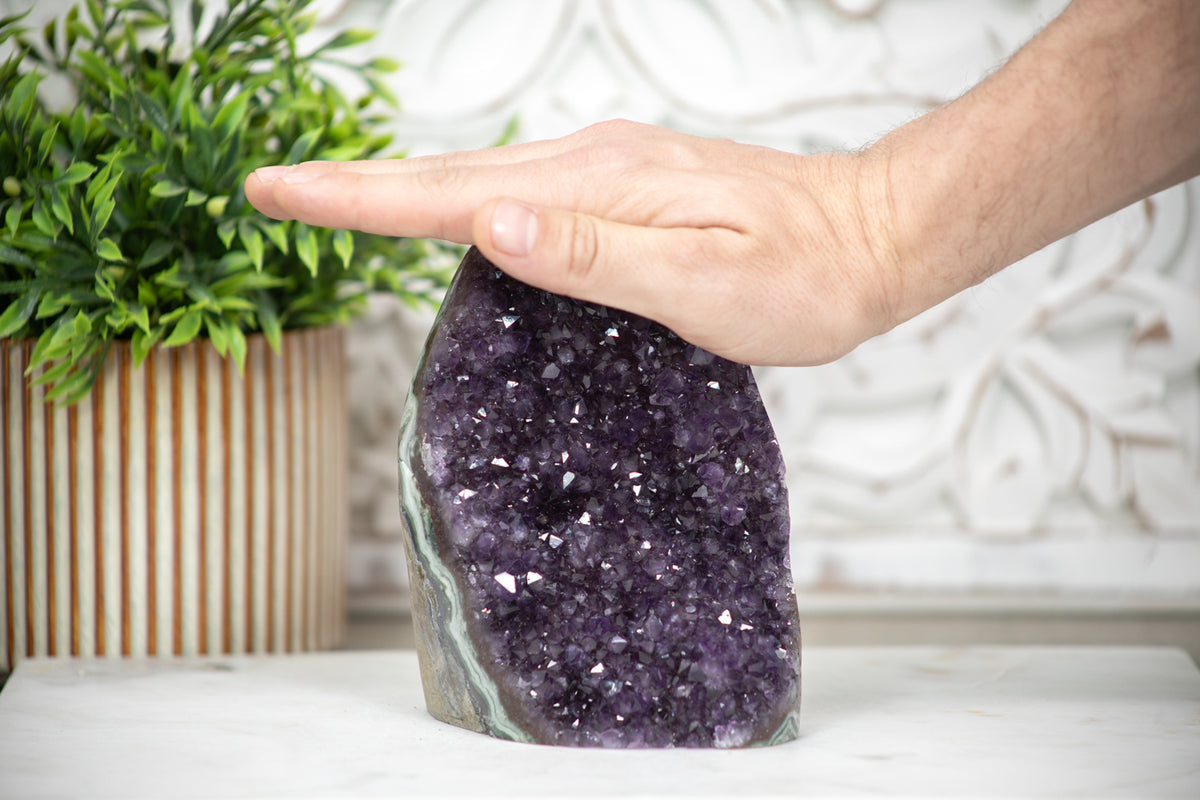 Amethyst-Druse mit tiefvioletter Kristallzone und grüner Jaspis-Matrix