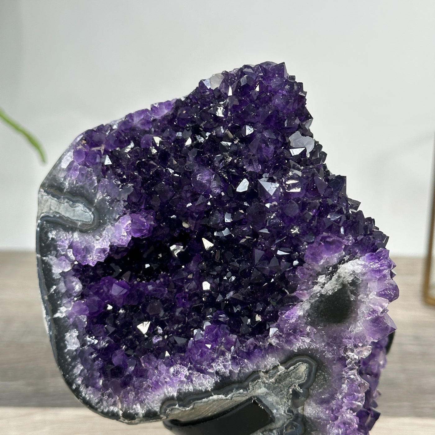 Amethyst-Cluster mit scharf ausgeprägten, tiefvioletten Kristallspitzen