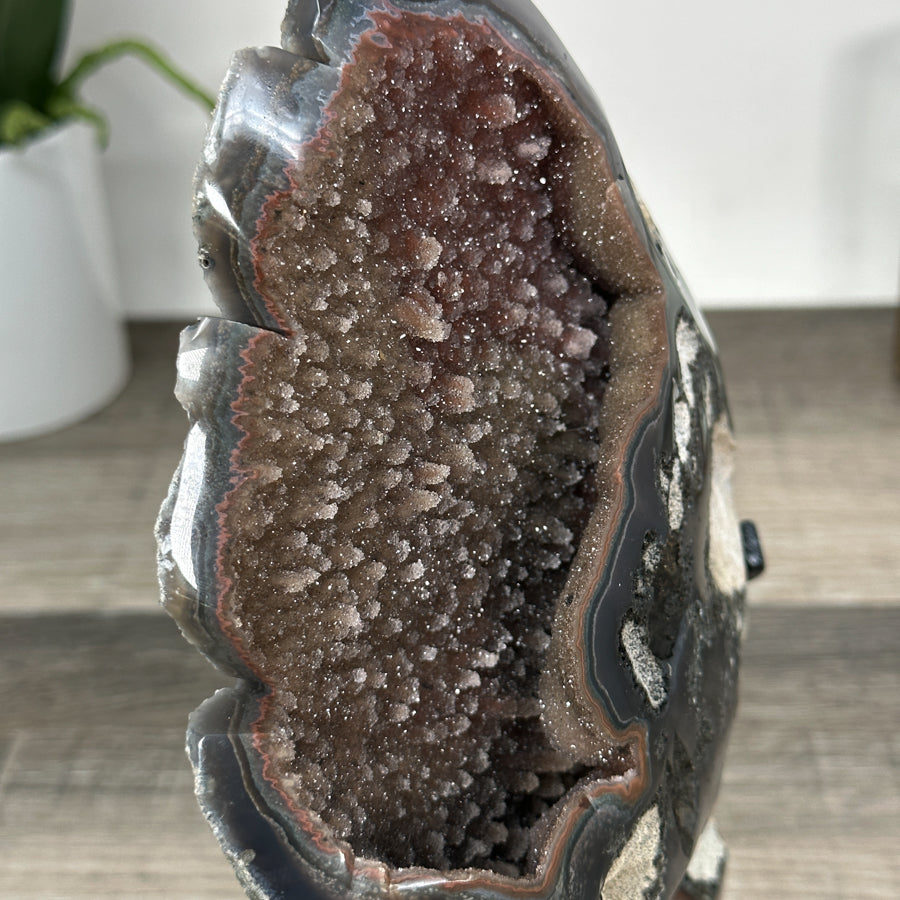 Achat-Geode mit braunen Nuancen und Druzy-Kristallen als Stein-Blatt