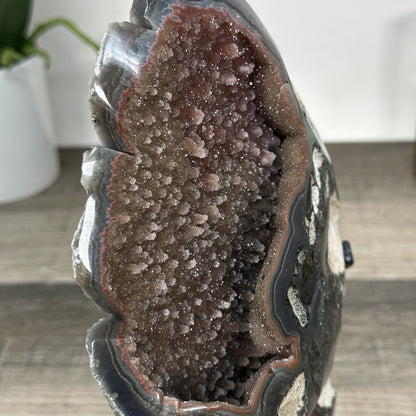Achat-Geode mit braunen Nuancen und Druzy-Kristallen als Stein-Blatt