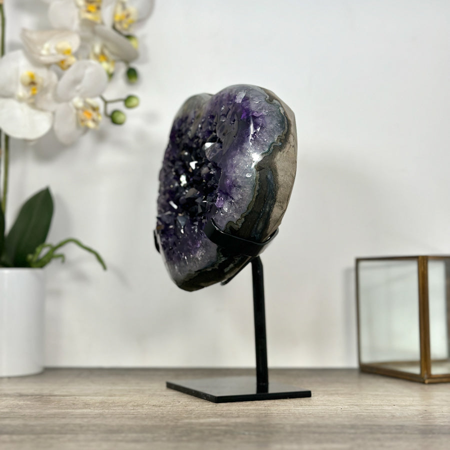 Amethyst-Herzskulptur groß mit großkristalliner, tiefvioletter Kristallbildung