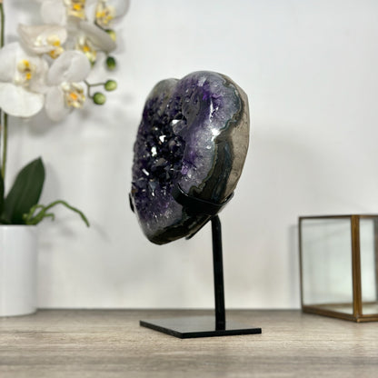 Amethyst-Herzskulptur groß mit großkristalliner, tiefvioletter Kristallbildung