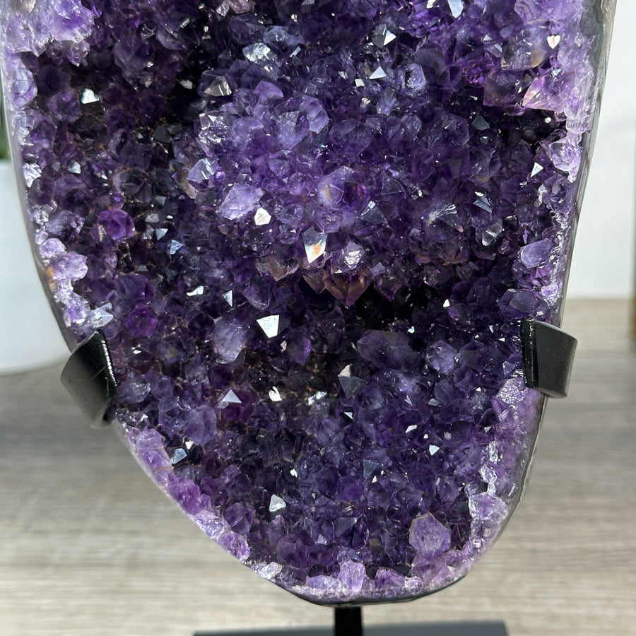 Amethyst-Kristallhöhle mit tief ausgebildeter Innenstruktur
