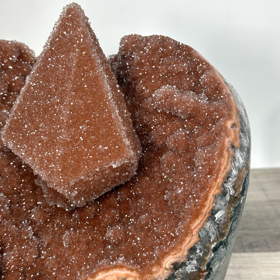 Kalzit-Kristall mit orangefarbener Druzy-Oberfläche und außergewöhnlich feiner kristalliner Struktur
