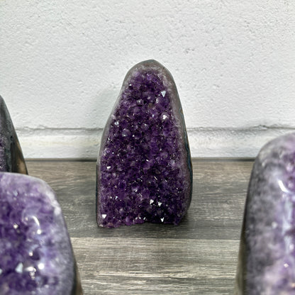Amethyst-Kathedralen-Set 12-teilig, mit symmetrisch gewachsenen, violetten Kristallkammern