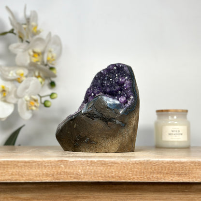 Amethyst-Druse mit tief ausgeprägter, architektonischer Kristallkammer