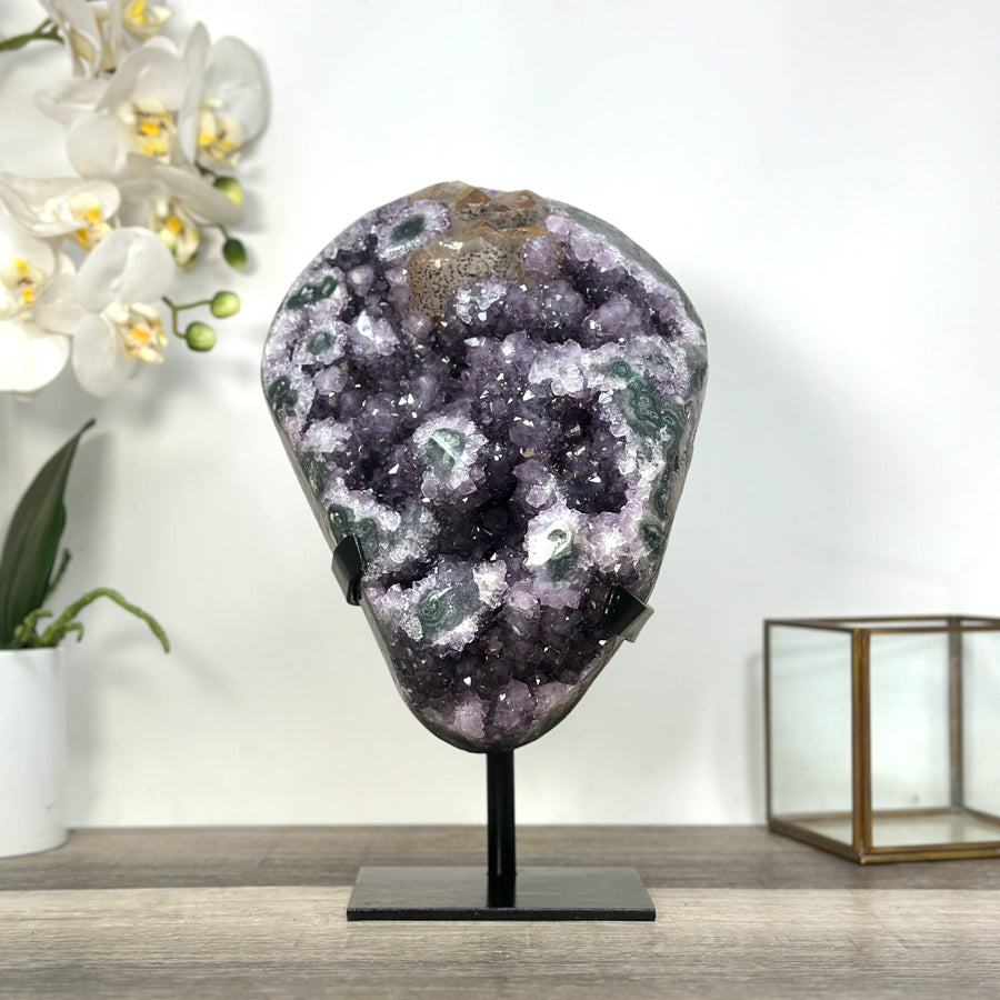 Amethyst-Geode mit ausgeprägter Stalaktitenoberfläche