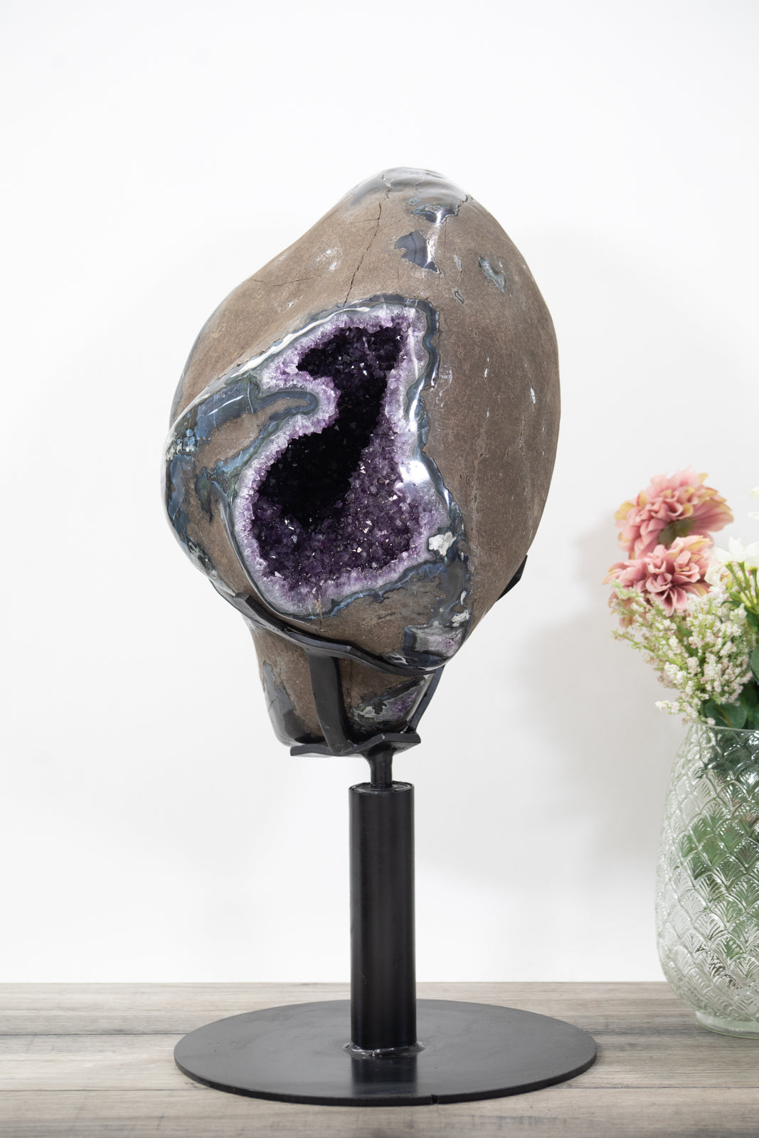 Amethyst-Geode XXL mit weit geöffneter Kristallkammer, in exklusiver Premiumqualität