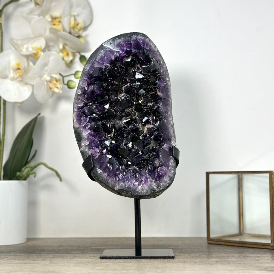 Amethyst-Cluster mit intensiv tiefvioletter Farbzone, in ausgewählter Spitzenqualität