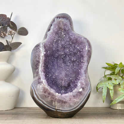Amethyst-Geode XXL mit massiver raumprägender Präsenz