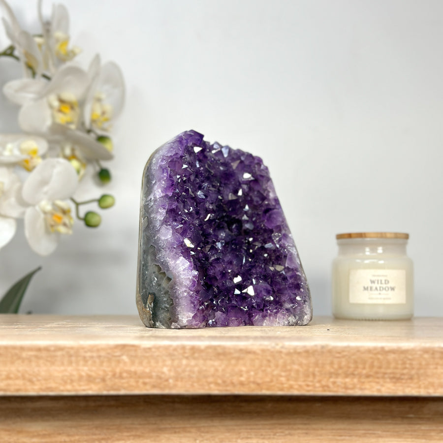 Amethyst-Druse mit skulptural gewachsener Kristallarchitektur