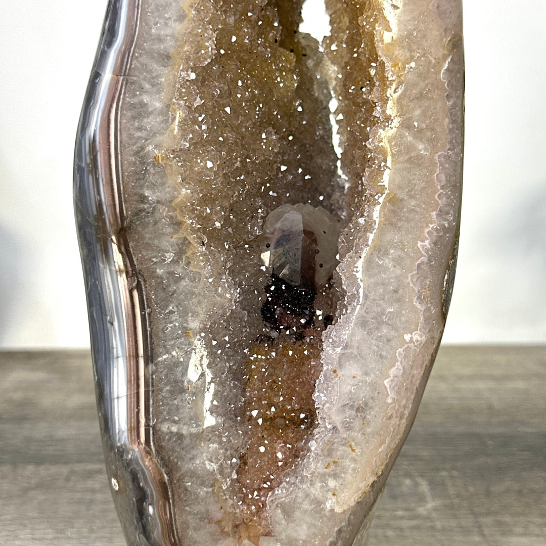 Quarz-Geode mit ausdrucksstarker architektonischer Struktur und Kalzitformation
